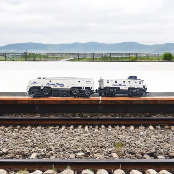 1998 Penn State Engine & Caboose for Electric Train set - Picture 6 of 6